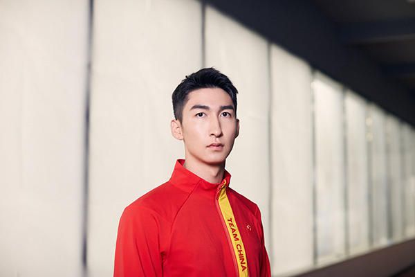 而通过随后飞机撞机场、多方人马激烈枪战以及荒土战场上爆炸连连的激烈画面，可知这场危机的规模正面临逐步失控的局面，也令人期待那场一触即发的终极大战